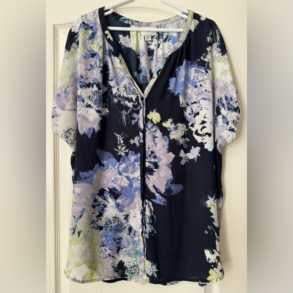 Ava & Viv Short Sleeve Concealed Button Down Floral Blouse
